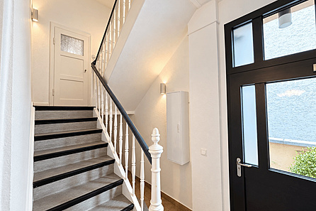 Treppenhaus vom Eingang AI bearbeitet