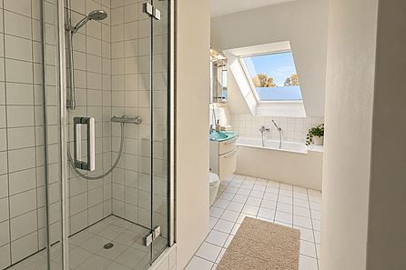 Badezimmer mit Dusche und Wanne