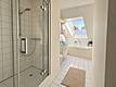 Badezimmer mit Dusche und Wanne