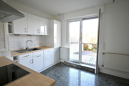 Küche mit Balkontür
