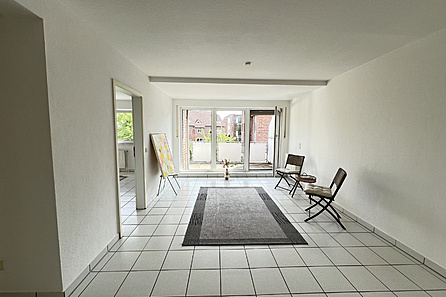 Wohnzimmer mit Blick auf den Balkon