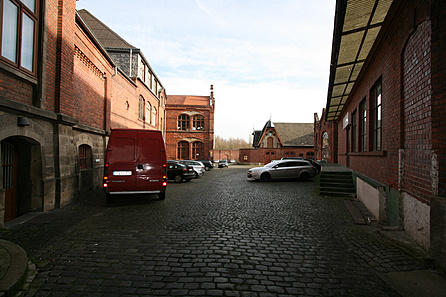 Blick auf den Innenhof und angrenzende Gebäudefassaden