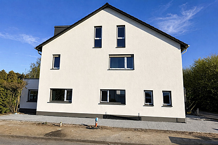 Moderne helle Doppelhaushälfte Bauphase April 202