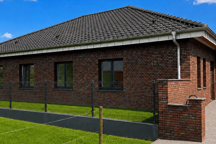 Vorderansicht mit Garage