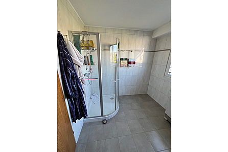 Bad mit Dusche im OG