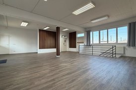 330 m² Helle Büro- Studioflächen bis zu 3,98 m Deckenhöhe und Parkplätzen inkl. Keller