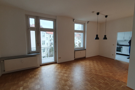 Wohnbereich mit Balkon und Küche