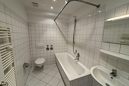 geräumiges Duschbad