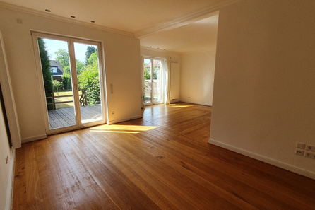 Wohnzimmer mit Blick in den Garten