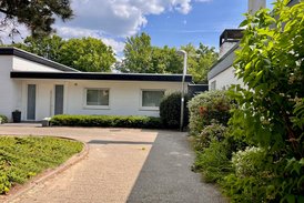 Modernes Einfamilienhaus mit großzügigem Wohnbereich und sonnigem Garten