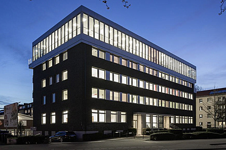 Seitliche Außenansicht bei Dämmerung