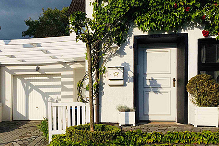 Eingang mit Garageneinfahrt