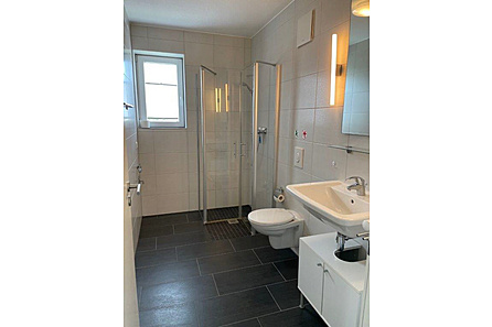 Badezimmer mit Fenster