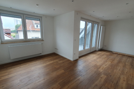 Wohnzimmer mit Balkon