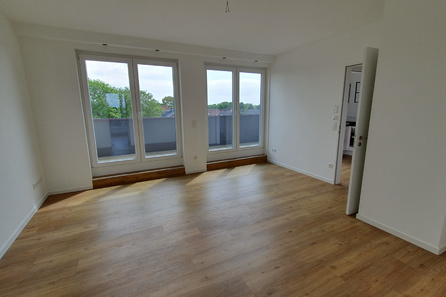 Wohnzimmer mit Balkon