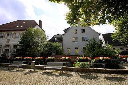 Blick zum Wohn- und Geschäftshaus (Mitte)