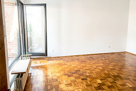 Wohnzimmer mit Balkontür vor der Vermietung