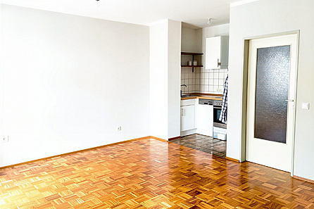 Wohnzimmer mit Küchenzeile vor der Vermietung