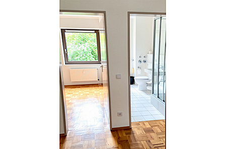 Blick vom Flur zum Schlafzimmer und Badezimmer vor der Vermietung